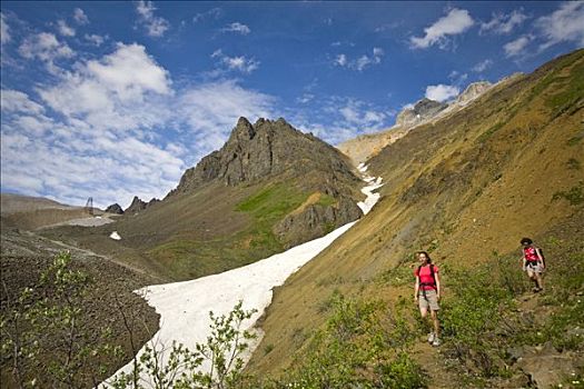 两个,女性,远足者,俯瞰,石头,冰河,小路,矿,高处,兰格尔圣伊莱亚斯,兰格尔圣伊莱亚斯国家公园,阿拉斯加