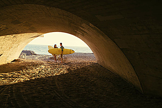 冲浪,情侣,地下通道,新港海滩,加利福尼亚,美国