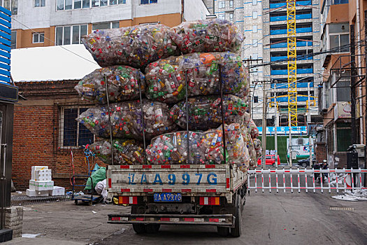 超载的废品回收车