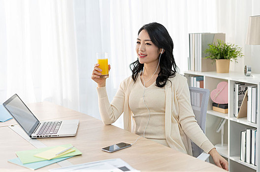 年輕女子休閑辦公