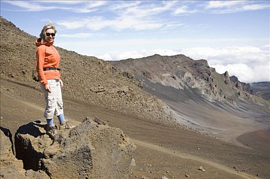 女人,远足,哈雷阿卡拉火山口,毛伊岛,夏威夷,美国