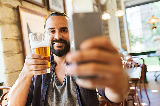 男人,智能手机,喝,啤酒,酒吧