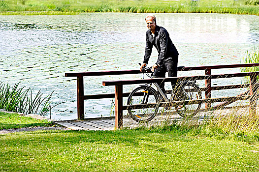 男人,骑自行车,木桥