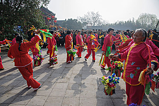 太昊陵庙会上跳祭祀舞的妇女们