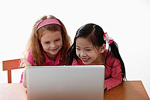 两个女孩,看,笔记本电脑