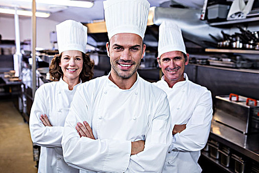 团队,厨师,站立,双臂交叉,头像,高兴,商用厨房
