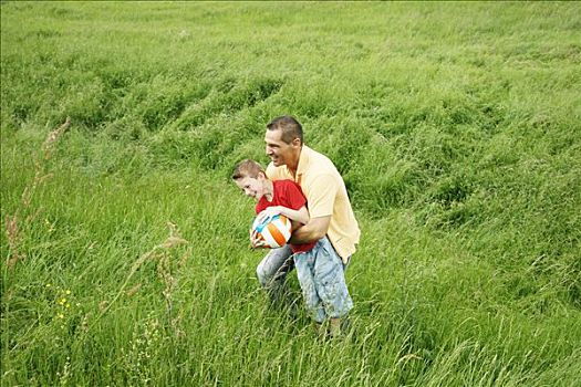 父子,玩,草地