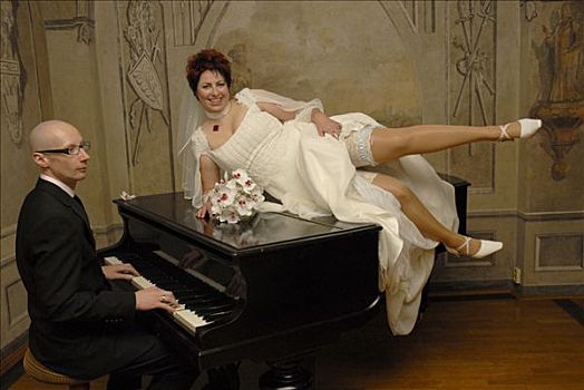 新婚夫妇,坐,钢琴