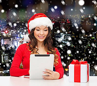 圣诞节,休假,科技,人,概念,微笑,女人,圣诞老人,帽子,礼盒,平板电脑,电脑,上方,雪,夜晚,城市,背景
