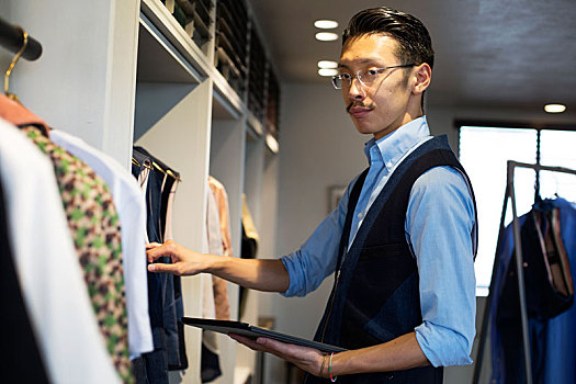 日本人,业务员,胡须,戴着,眼镜,站立,服装店,看,衣服,轨道,拿着,数码