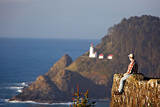 俄勒冈,美国,一个,男人,坐,悬崖,向外看,俯视,太平洋,海洋,赫西塔角灯塔,背景