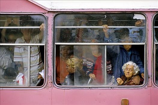 拥挤,古巴,巴士,白发,老太太,看窗外,哈瓦那,加勒比海