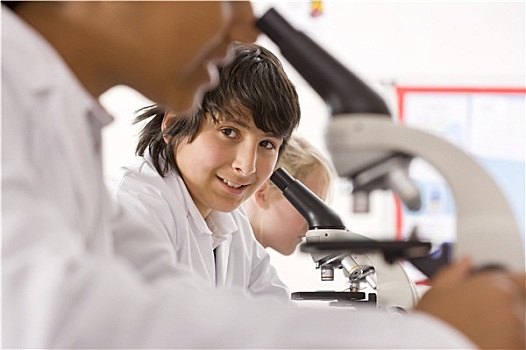 学生,看,显微镜,学校,实验室