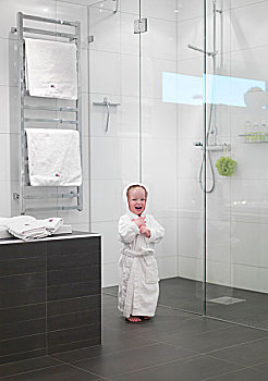 幼儿,戴着,长袍,正面,玻璃,淋浴,热,毛巾架,背景