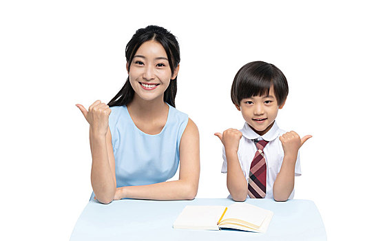 年輕女老師輔導小男孩學習