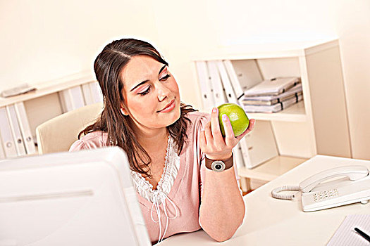 年轻,高兴,职业女性,拿着,苹果,办公室,餐食