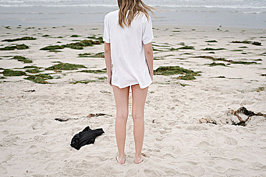 后视图,女孩,金发,白人,t恤,站立,沙滩