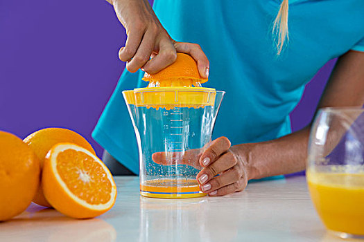 女人,准备,橙汁,榨汁器,紫色,背景,中间部分