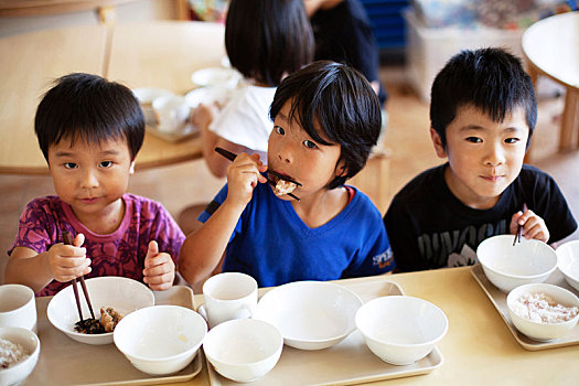 俯拍,三个男孩,坐,桌子,日本人,学龄前,吃饭,筷子