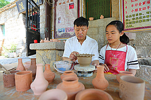 山东枣庄,古村落里体验泥塑制作