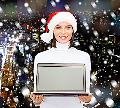 圣诞节,科技,寒假,人,概念,微笑,女人,圣诞老人,帽子,留白,显示屏,笔记本电脑,上方,雪,城市,背景