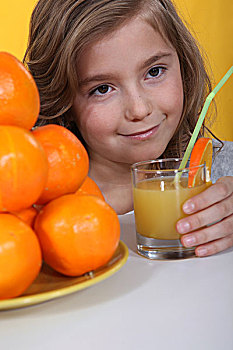 小,金发,女孩,喝,橙汁