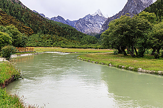 山涧溪流