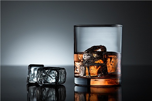 威士忌酒杯,冰块