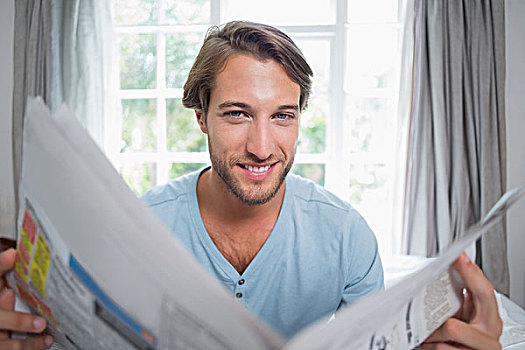 英俊,微笑,男人,坐,床,读,报纸