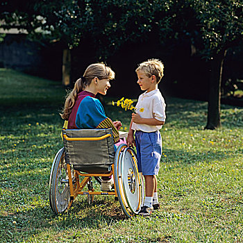 小男孩,给,花,伤残,女人,轮椅,花园