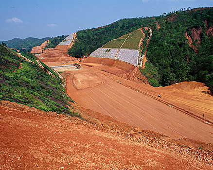 正在运土方施工的高速公路