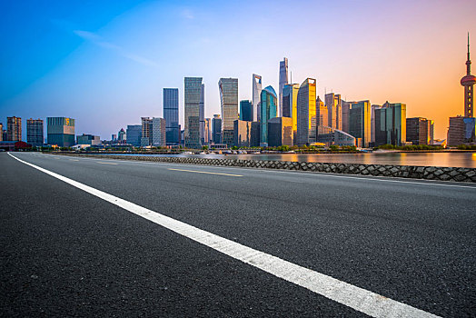 上海陆家嘴建筑夜景和道路交通