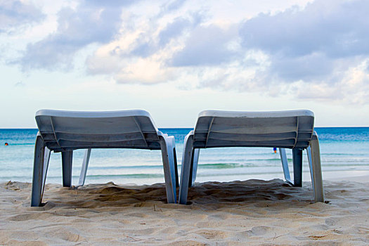 海滩边的躺椅