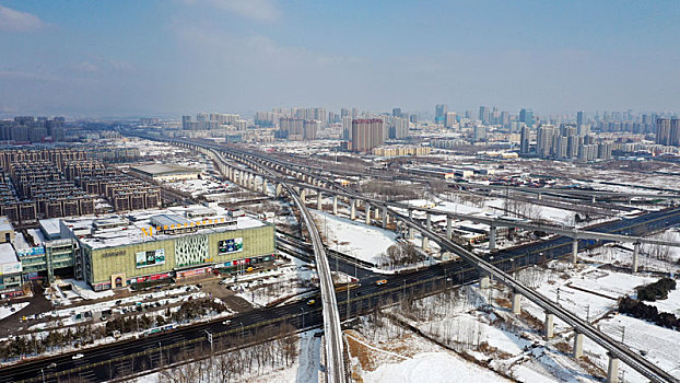 山东省日照市,航拍雪后的高铁春运,一路坦途回家过年