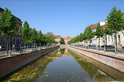 天空,蓝天,蓝色,晴天,水,植物,树,运输,交通,街道,城市道路,建筑,运河,勃兰登堡,波茨坦,人,背景,仰视,仰拍