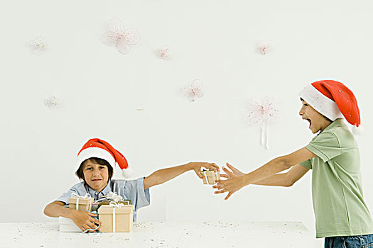 两个男孩,穿,圣诞帽,堆积,礼物,五彩纸屑,落下