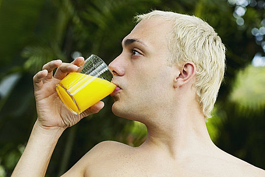 特写,男青年,喝,玻璃杯,橙汁