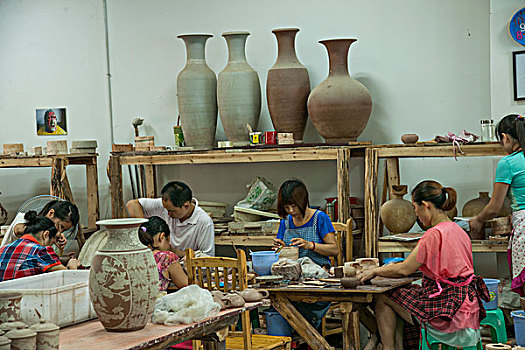 重庆市荣昌县安陶博物馆制陶工作室内工匠们正在制作荣昌陶