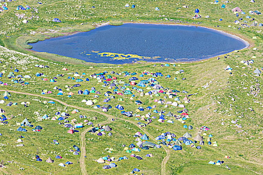 营地,帐篷,绿色,草地,围绕,蓝湖,岛屿,诺尔兰郡,罗弗敦群岛,群岛,挪威,欧洲