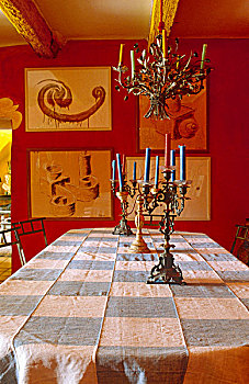 餐厅,大,桌子,遮盖,休闲,方格,布,收集,框架,展示,红色,墙壁,后面