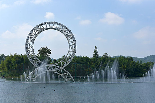 中国竹博园的摩天轮与喷泉
