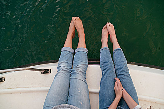 两个女人,放松,船,脚,俯视,边缘,赤足