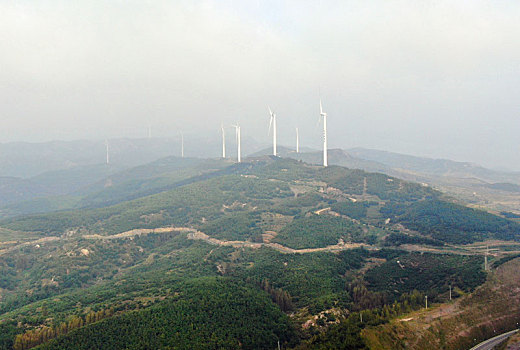 山东省日照市,秋日里的风力发电车成最美风景,绿色能源助力美丽乡村建设