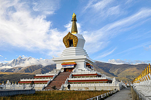 四川甘孜藏族自治州甘孜县白塔公园的大白塔