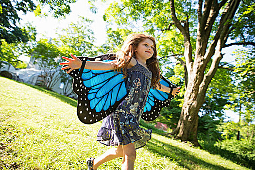 孩子,草坪,正面,农舍,穿,大,蓝色,蝴蝶,翼,伸展胳膊