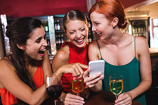 女性朋友,打手机,享受,葡萄酒