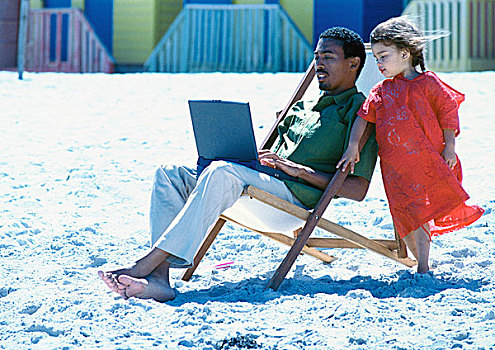 男人,坐,椅子,海滩,使用笔记本,小女孩,站立