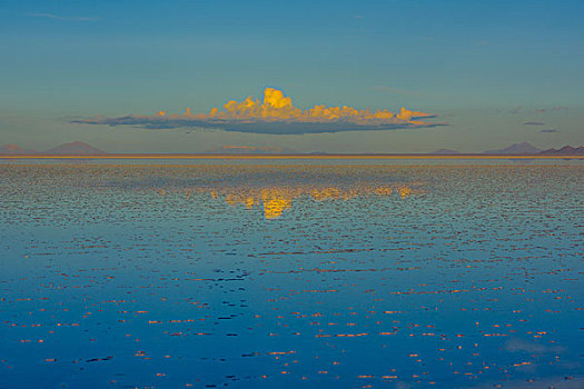 玻利维亚天空之镜乌尤尼盐湖日出
