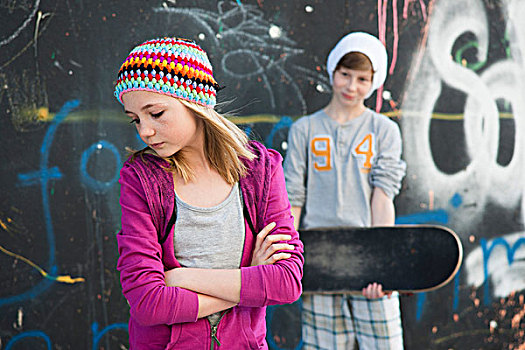 女孩,男孩,拿着,滑板,站立,正面,墙壁,涂鸦