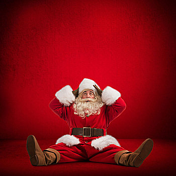 搞笑,有趣,圣诞老人,坐在地板上,看,沮丧,红色背景,全身